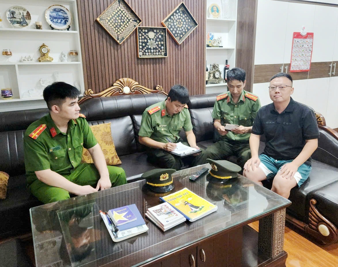 Công an phường Thành Đông kiểm tra, hướng dẫn 26 cơ sở lưu trú có người nước ngoài